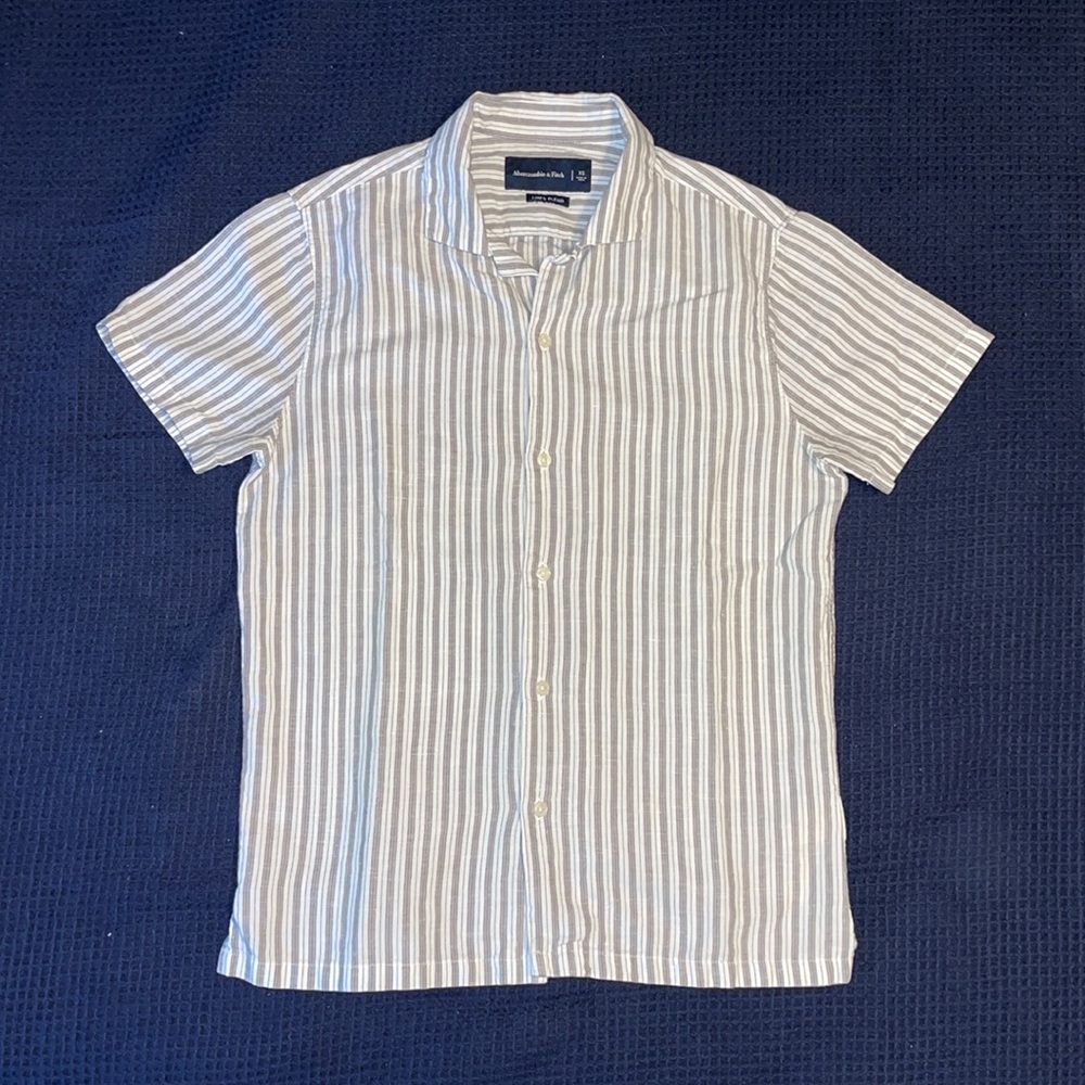 Abercrombie & Fitch Linen Blend button down shirt. Size XS. Like new
